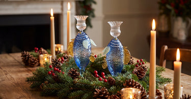 Fisk lysestage, blå fra &Klevering, stillet op i et stemningsbillede til artiklen Adventsdekoration: krans, adventsstage eller lysestager