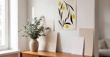 Lemon plakat (58 + 305), stillet op i et stemningsbillede til artiklen Plakatstørrelse: Guide til A-formater, 50x70 og 70x100