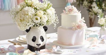 Panda vase i stentøj, lille fra Quail, stillet op i et stemningsbillede til artiklen Pynt til barnedåb: bordpynt og dekoration, der virker
