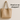 Beige læder-shopper hænger på væggen med teksten 'Hvad er en shopper?' ved siden af – illustrerer taskeformen i minimalistisk stil.