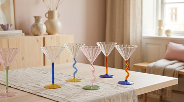 Cocktailglas stillet frem på et dækket bord