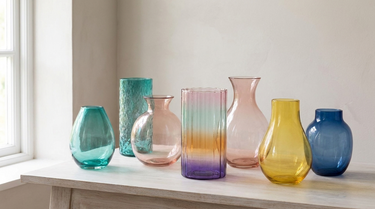 Glas vaser stillet frem på et dækket bord