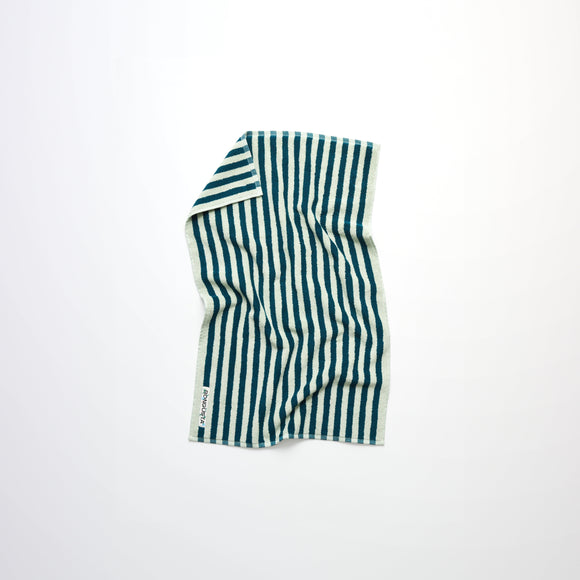 Naram håndklæde i farven sea foam & deep teal fra Bongusta