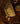 Lucky Clover teskeer i messing og stål fra Doing Goods med firkløvermotiv på skaftet set fra en anden vinkel