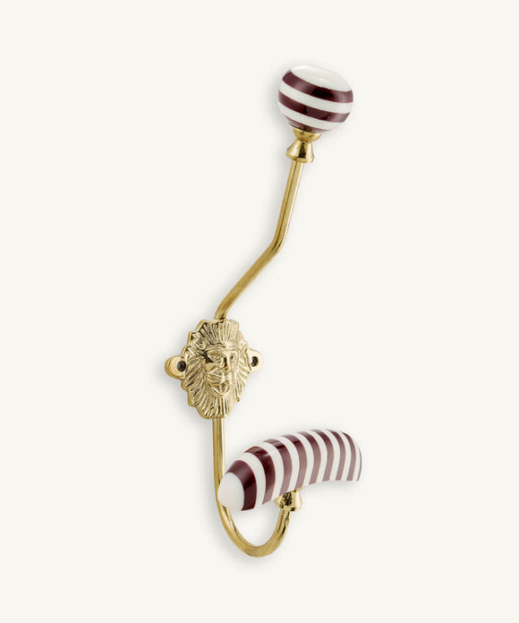 Mighty Lion Coat Hook fra Doing Goods – gylden løveknage med bordeaux emaljedetaljer