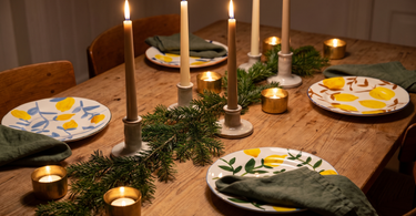 Citron tallerkener i stentøj fra &Klevering på julebord med kertelys og gran