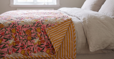Quilt Ethnic plaid i bomuld fra EJA over sengefoden med vendbar bagside
