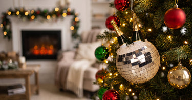 Champagne ornament i glas fra Kersten, stillet op i et stemningsbillede til artiklen Sådan pynter du juletræet: trin for trin