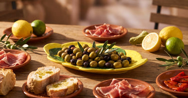 Citron fad i keramik fra &Klevering, stillet op i et stemningsbillede til artiklen Tapas ideer: retter, anretning og drikke til aftenen