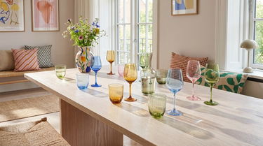 Glas stillet frem på et lyst bord
