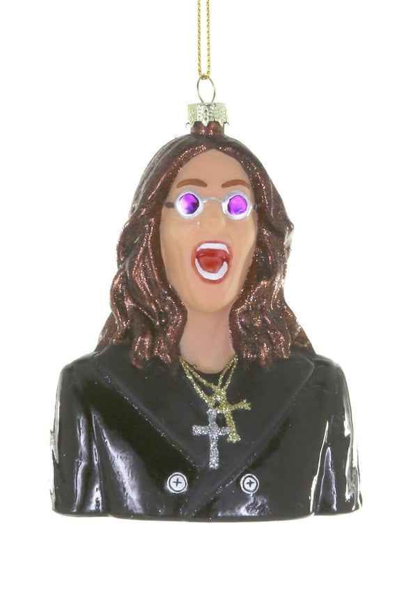 Cody Foster juleornament i glas som forestiller Ozzy Osbourne i sort tøj med korssmykke og langt mørkt hår