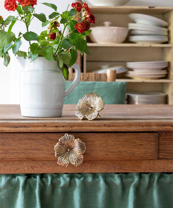 Hailey Hibiscus Knop fra Doing Goods - dekorativ knage