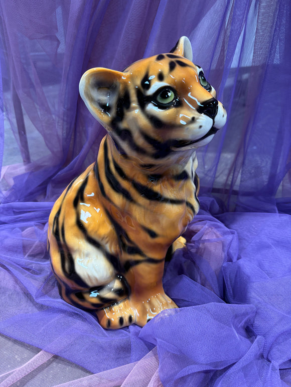 Tiger unge - porcelænsfigur 31 cm set fra en anden vinkel