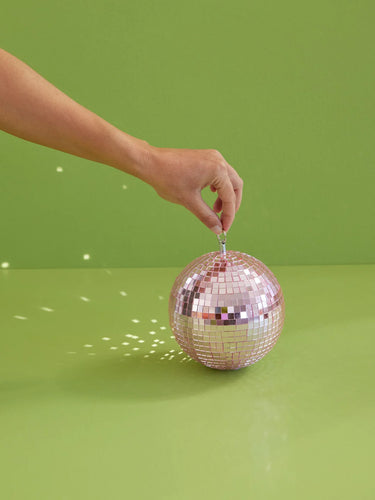 Mellem Rund Discokugle - Pink set fra en anden vinkel