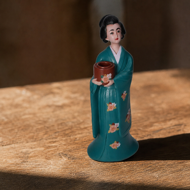 Geisha Lysestage fra Selected by dims studio – med tændt lys på spisebord