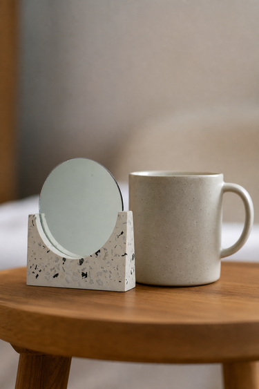 Marmor spejl fra Kersten, styled ved kaffekop som størrelses-reference