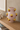 Popcorn vase fra Kersten, på minimalistisk egetræshylde